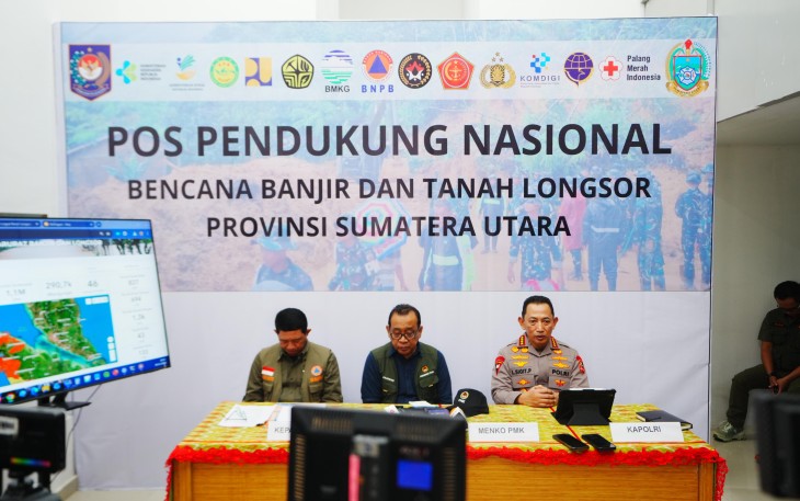Kapolri Jenderal Listyo Sigit Prabowo saat menggelar rapat koordinasi penanganan bencana bersama sejumlah stakeholder terkait di Medan, Sumatera Utara, Minggu (30/11/2025).