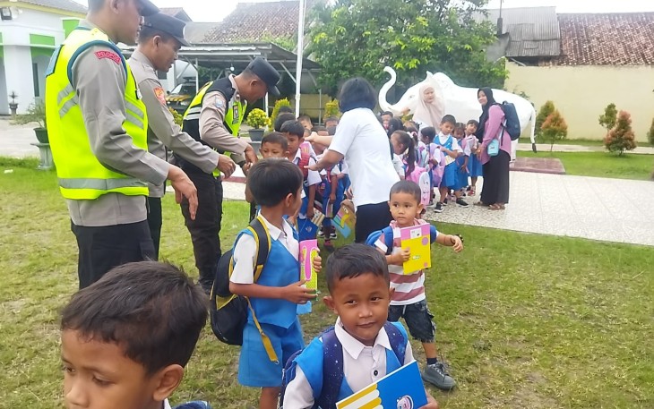Polsek Belitang III saat Terima Kunjungan Guru dan Murid Paud/TK KB