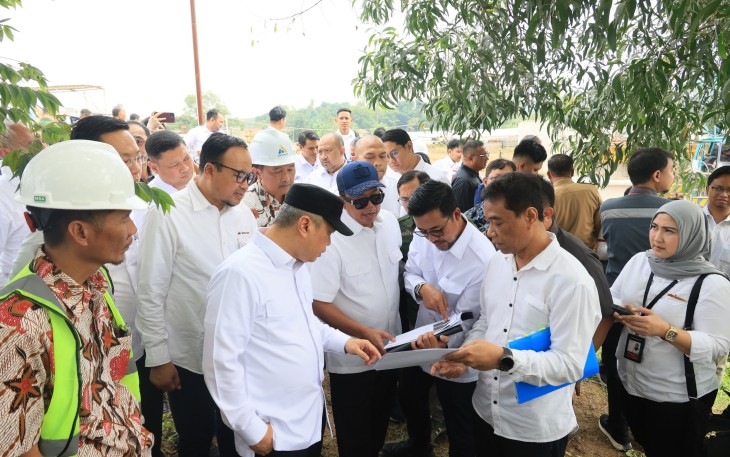 Menteri Agraria dan Tata Ruang/Kepala Badan Pertanahan Nasional (ATR/BPN), Nusron Wahid bersama Menteri Perhubungan, Dudi Purwagandhi, melakukan peninjauan lahan yang diperuntukkan sebagai jalan akses ke Stasiun Kereta Cepat Indonesia China (KCIC) Karawang, Selasa (25/02/2025)