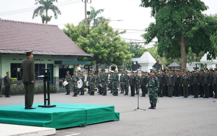 Kasrem 081/DSJ Letkol Inf Meina Helmi pada upacara peringatan Hari Bela Negara ke-77 di Halaman Makorem, Jl. Pahlawan No. 50 Kota Madiun, Jumat (19/12/2025).