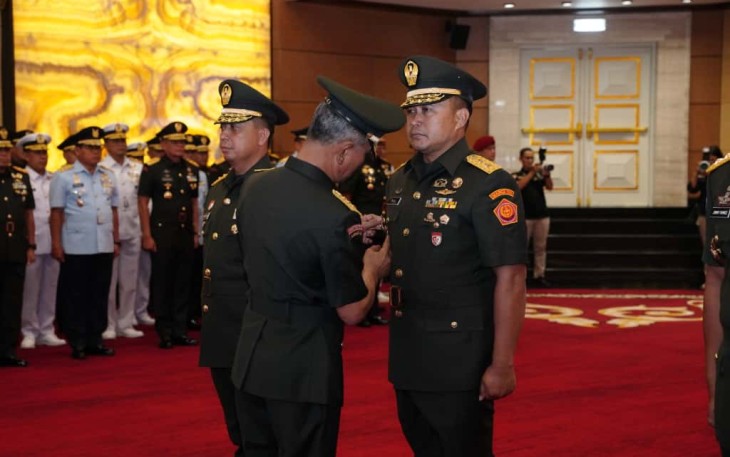 Kasum TNI saat Pimpin Sertijab Asintel Panglima TNI dan Aster Panglima TNI di Aula Gatot Subroto, Mabes TNI, Cilangkap, Jakarta Timur, Senin (10/11/2025).