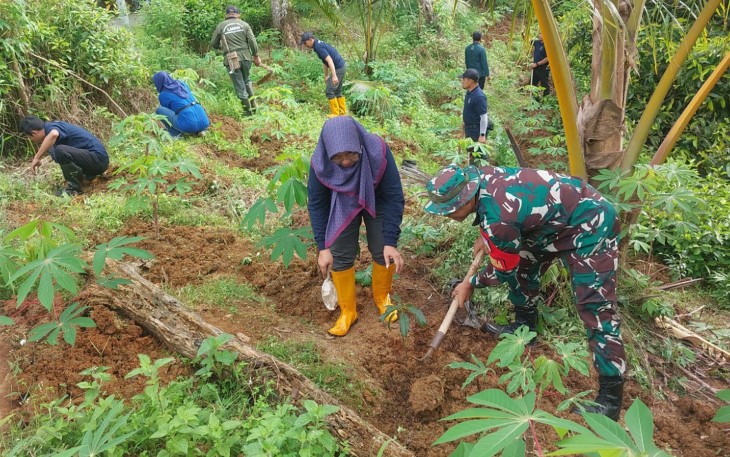 Aksi penanaman pohon di kawasan Bukit Jatuh, Desa Gemaharjo, Sabtu (29/11/2025).