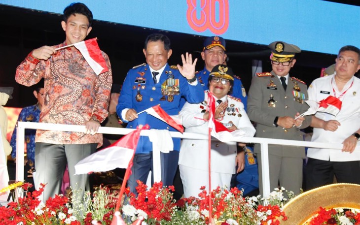Mendagri Muhammad Tito Karnavian didampingi Ketum TP PKK Tri Tito Karnavian, bersama Wamendagri Ribka Haluk, Wamendagri Bima Arya Sugiarto, serta jajaran pejabat pimpinan tinggi madya Kemendagri, turut serta dalam kendaraan karnaval. 