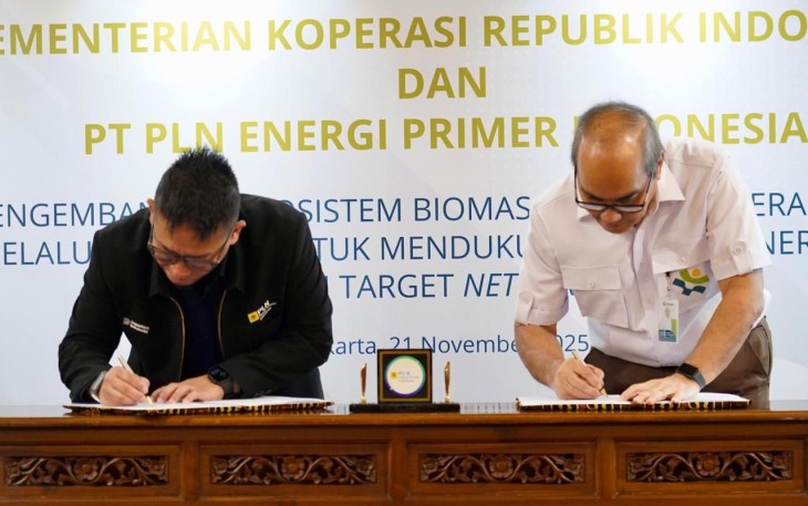 Penandatanganan Nota Kesepahaman (MoU) terkait pengembangan ekosistem biomassa berbasis masyarakat melalui koperasi di Kemenkop, Jumat (21/11)..