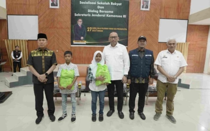 Sekretaris Jenderal Kementerian Sosial, Robben Rico saat berdialog dengan calon siswa dan orangtua siswa Sekolah Rakyat di Balai Pelatihan Vokasi dan Produktivitas Kendari, Sulawesi Tenggara, Jumat (27/6/2025).