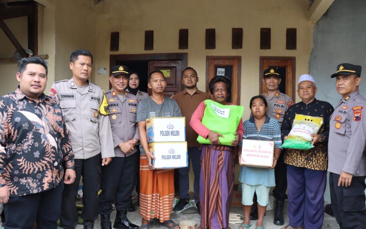 Kasat Binmas Polres Kendal AKP Subkhi, dan Kapolsek Weleri AKP Agus Supriyadi, Saat Memberikan Bantuan PolisiSelasa, (04/03/2025)