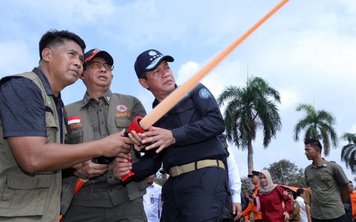 Kepala BNPB Letjen TNI Dr. Suharyanto S.Sos., M.M., bersama Menteri Lingkungan Hidup Hanif Faisol dan Gubernur Sumsel Herman Deru meninjau peralatan pemadaman karhutla yang digelar dalam Apel Kesiapsiagaan dan Simulasi Penanganan Karhutla Provinsi Sumatera Selatan, Griya Agung, Kota Palembang, Selasa (29/7).