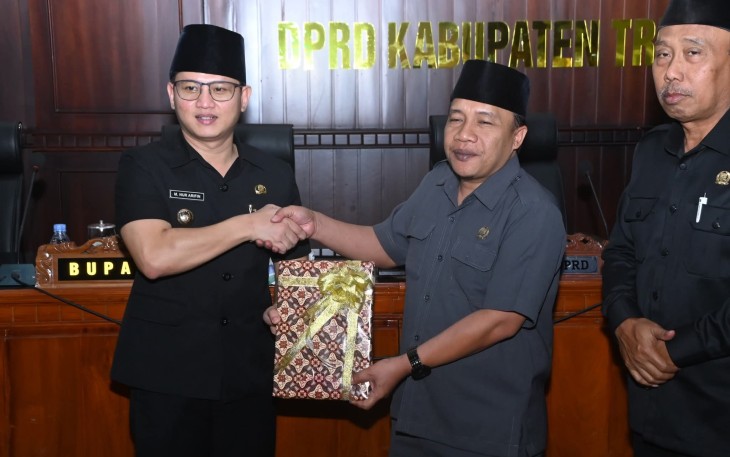 Ketua DPRD Trenggalek, Doding Rahmadi, saat menerima draf nota penjelasan RPJMD Kabupaten Trenggalek, Tahun 2050-2029, di Gedung Graha Paripurna DPRD setempat.