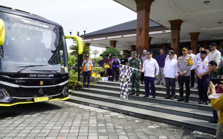 Pemberangkatan Balik Gratis Tahun 2025 yang diselenggarakan di halaman Pendopo Ronggo Jumeno, kabupaten Madiun, Minggu (6/4).