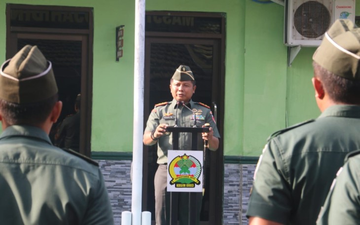 Komandan Kodim 0803/Madiun Letkol Inf I Nyoman Adhisaputra saat memimpin upacara bendera hari Senin yang digelar di Makodim 0803/Madiun, Senin (08/12/2025).