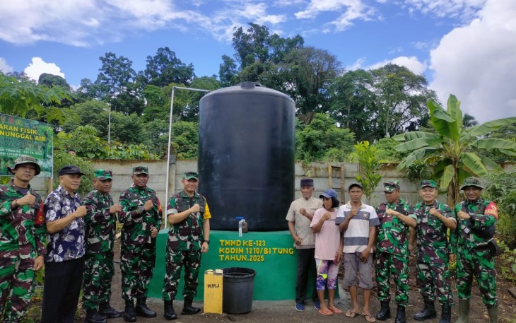 Warga dan lurah Girian Permai bersama tim Wasev Kodam XIII Merdeka di lokasi pembangunan Manunggal Air TMMD Kodim 1310/Bitung