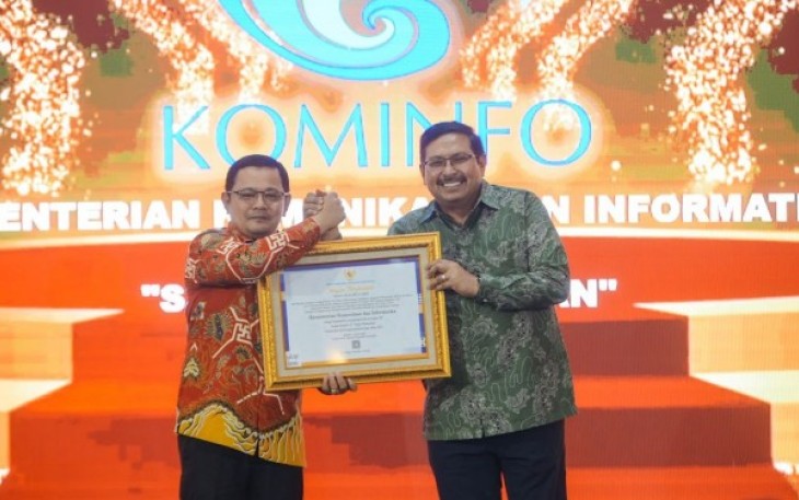 Sekretaris Jenderal Kemkomdigi Ismail saat menerima penghargaan Anugerah Pengawasan Kearsipan Tahun 2024 di Kantor ANRI, Jakarta Selatan, Senin (20/10/2025).
