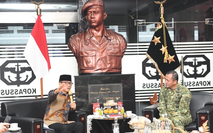 Mendes PDT Yandri Susanto saat melakukan audiensi dengan Panglima Kopassus Letnan Jenderal TNI Djon Afriandi, di Markas TNI AD Kopassus, Jakarta Timur, Selasa (23/12/2025).