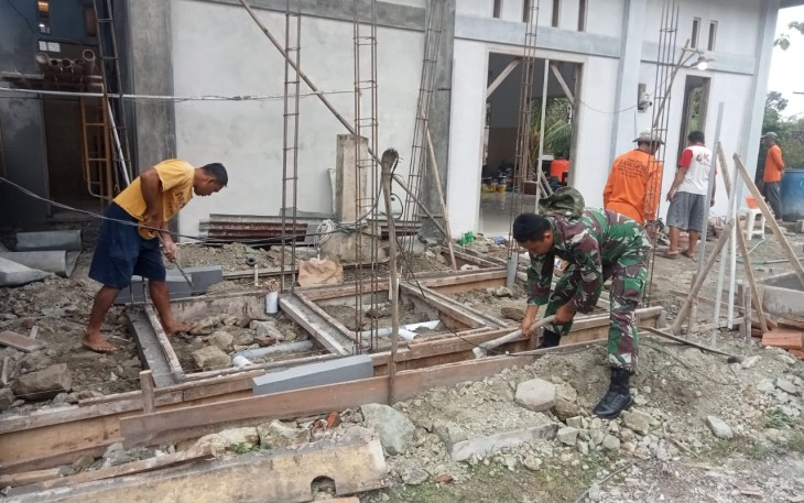 Babinsa Koramil 0805/01 Ngawi Bersama Warga saat Kerja Bakti Rehab Masjid
