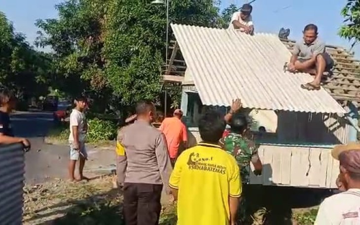 Babinsa Koramil 0805/12 Mantingan dan Babinkamtibmas Kerja Bakti Bangun Poskamling