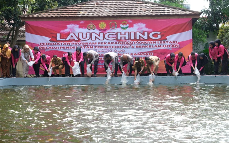 Polda Banten gelar launching penguatan program pekarangan Lestari melalui pendekatan terintegritas dan berkelanjutan dalam rangka mendukung ketahanan pangan dan program makan bergizi gratis bertempat di Taman Polda Banten pada, Senin (24/02)