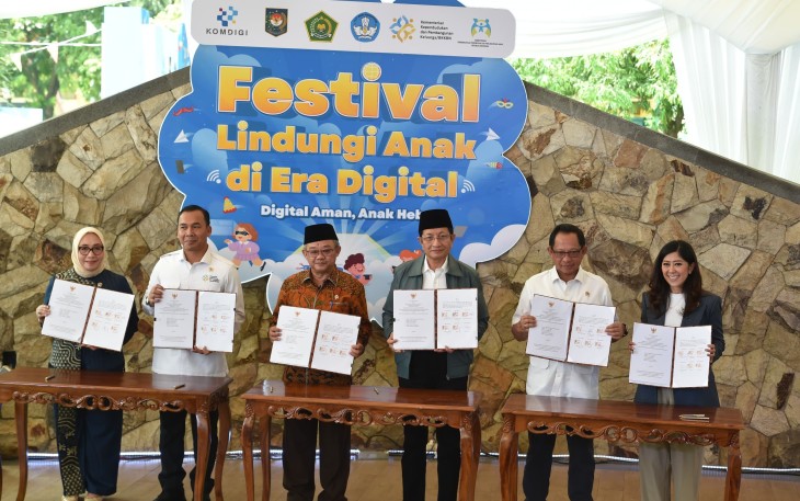 Penandatanganan Nota Kesepahaman 6 Kementerian, tentang Rencana Aksi Implementasi PP Nomor 17 Tahun 2025, di Museum Penerangan TMII, Kamis (31/7).