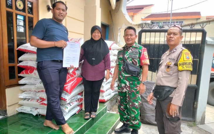 Babinsa Manguharjo saat Monitoring Penyaluran Pupuk untuk Dukung Ketahanan Pangan