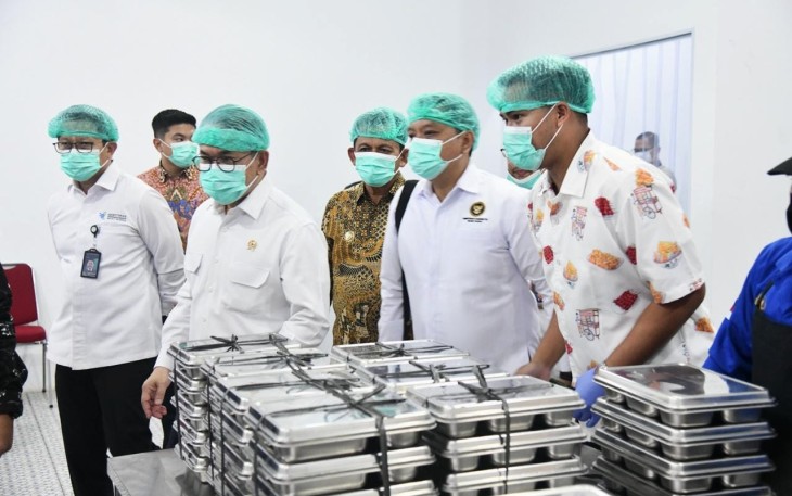 Mendag Budi saat meninjau dapur SPPG MBG di Kampung Seraya Kecamatan Batu Ampar Kota Batam, Provinsi Kepri, Kamis (14/8/25).