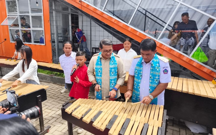 Menteri Ekraf Teuku Riefky Harsya bersama Gubernur Sulawesi Utara, Yulius Stevanus saat tampil memainkan alat musik Kolintang bersama tim sanggar Kolintang Tarsier Cute Kota Bitung