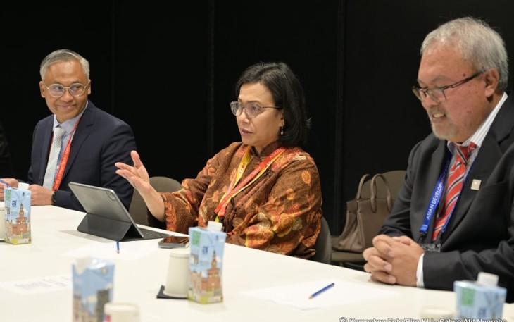 Menteri Keuangan (Menkeu) Sri Mulyani Indrawati saat bertemu dengan Presiden Asian Development Bank (ADB) Masato Kanda di sela-sela rangkaian agenda ASEAN+3 di Milan, Italia, pada Senin (5/5).