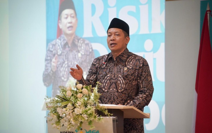 Menteri Koperasi (Menkop) Ferry Juliantono saat membuka Seminar Perkoperasian bertema “Risiko Hukum Digitalisasi Koperasi” yang diselenggarakan sebagai rangkaian peringatan HUT ke-52 Kospin Jasa di Pekalongan, Sabtu (13/12).