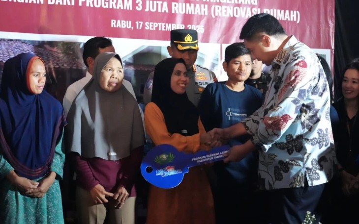 Menteri PKP Maruarar Sirait (Ara) saat menghadiri Serah Terima Kunci sebanyak 115 unit rumah dari Program Gotong Royong Renovasi Rumah Merah Putih oleh Yayasan Buddha Tzu Chi dan Agung Sedayu Grup di Kecamatan Kemiri Kabupaten Tangerang, Rabu (17/9/2025).