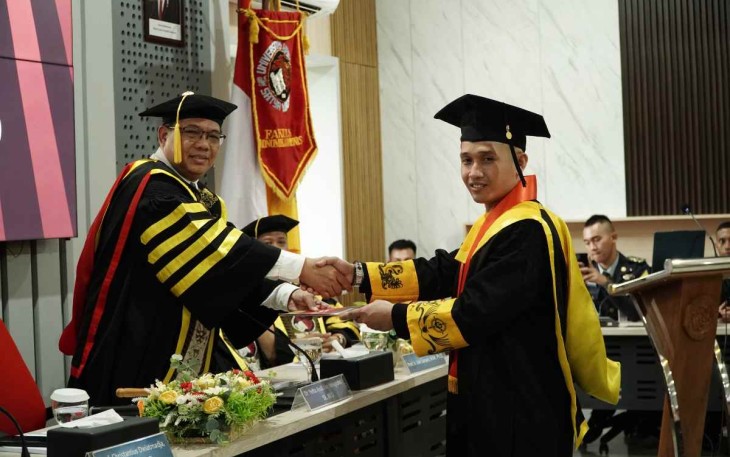 Muchammad Rully Sjahirul Alim resmi meraih gelar Doktor Manajemen dalam yudisium dari program Studi Doktor Manajemen Fakultas Ekonomika dan Bisnis (FEB) UKSW, belum lama ini.