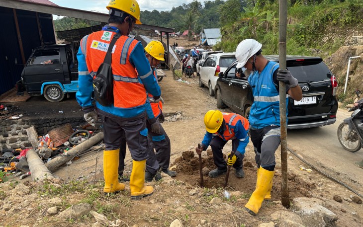 Tim PLN Unit Induk Distribusi Sumatera Barat melaksanakan pemasangan tiang listrik di wilayah terdampak bencana sejak 3 Desember 2025. Kegiatan ini bertujuan memulihkan jaringan listrik yang terputus akibat bencana. Perbaikan dilakukan di wilayah Kabupaten Agam (4/12).