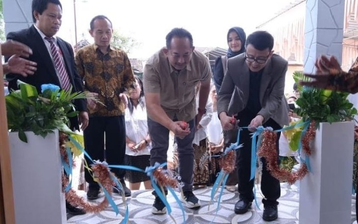 Pemotongan pita oleh Bupati Rober Christanto menandai peresmian gedung Gereja Rehoboth di Kecamatan Jumapolo, Karanganyar, pada Sabtu (20/9/2025).