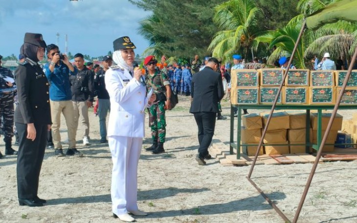 Bupati Cen Sui Lan bersama Wakil Bupati Jarmin dan Pangkogabwilhan I Letnan Jenderal TNI Kunto Arief Wibowo mengibarkan Bendera Merah Putih di Pantai Piwang, Ranai, Minggu (17/08/2025).