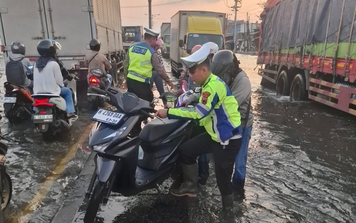 Pengendara Mogok Dibantu Personel Satlantas Polres Demak 