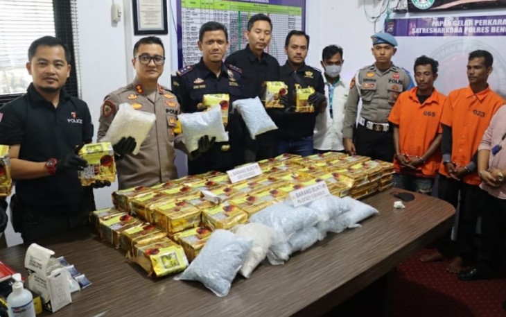 Tim Gabungan Bea Cukai dan Kepolisian Bengkalis saat tunjukan barang bukti dan tersangka.