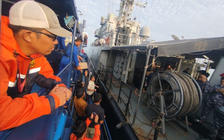 BC 30001 Lakukan Ship-to-Ship dengan KRI Sutedi Senoputro