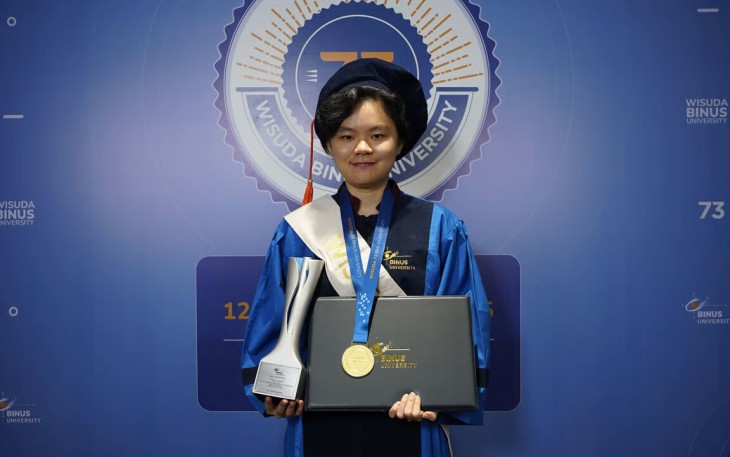 Perjalanan Kreatif Violetta Andani Berujung Manis di Wisuda ke-73 BINUS University