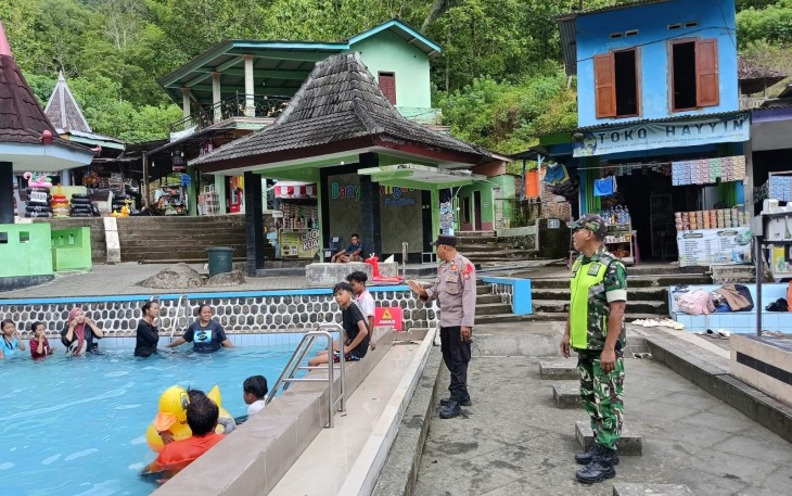 Personel Gabungan TNI-Polri Siaga Pengamanan Tempat Wisata di Pacitan