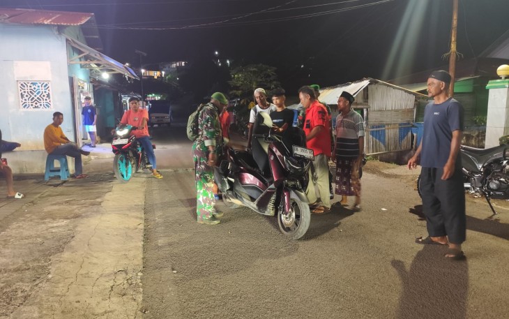 Personil Koramil 1310-02/Lembeh Kodim 1310/Bitung saat melaksanakan patroli malam bersama ormas