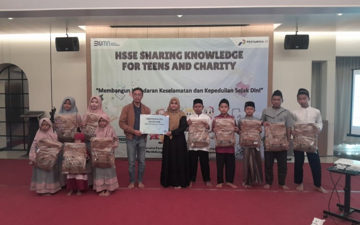 Pertamina EP Zona 11 Field Cepu menyerahkan bantuan kepada anak-anak panti Yastamas Cepu dan Darul Hadlonah Tambakromo dalam acara "HSSE Sharing Knowledge for Teens and Charity ".