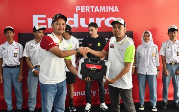 VP Corporate Communication Pertamina Fadjar Djoko Santoso memberikan bantuan simbolis kepada perwakilan SMU di lombok saat acara “Pertamina Enduro VR 46 Riders Academy” yang diselenggarakan di Pertamina Mandalika International Circuit, Kuta, Lombok Tengah, Nusa Tenggara Barat pada Senin (27/1/2025)