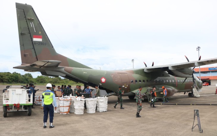 Pesawat CN-295 Skadron Udara 2 saat Mendarat di Padang, Minggu (30/11/2025).