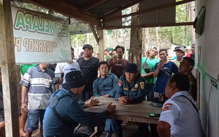 Petani tebu Desa Getas Kecamatan Kradenan menghadang tim KHDTK UGM Yogyakarta.