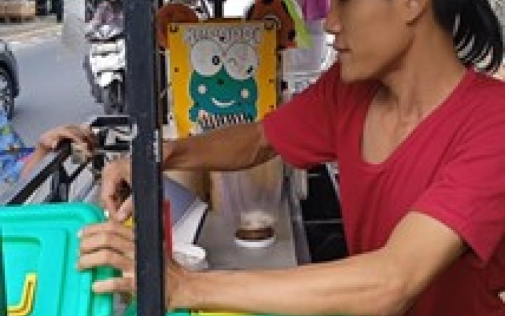 Hendra berjualan Capucino Cincau. (Foto: Istimewa)