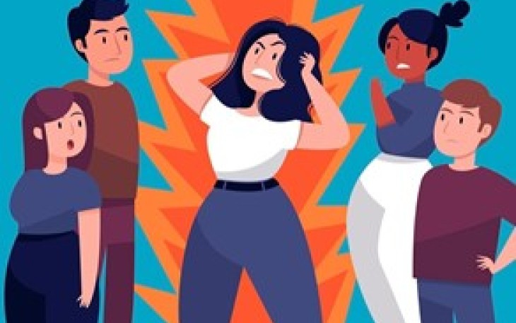 Ilustrasi seorang perempuan tampak marah, memegangi kepala di tengah kerumunan. (Sumber: Freepik.com)