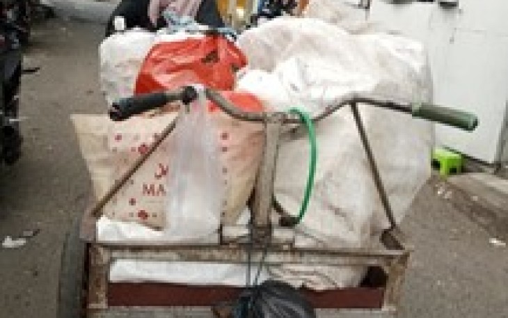 Potret Bu Marni dengan gerobak barang bekasnya (Foto : Istimewa/Dokumen Pribadi)
