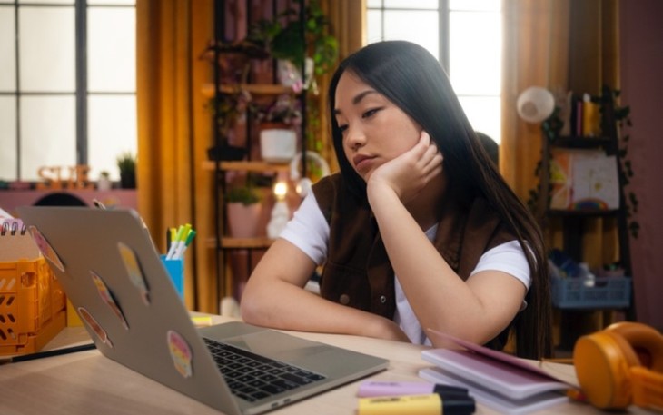 Foto Remaja yang sedang overthinking