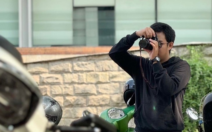 Foto Giga Sedang Memotret 