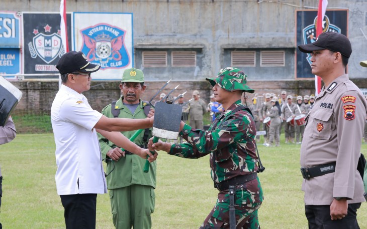 Pj Bupati Karanganyar Timotius membuka kegiatan TMMD Sengkuyung Tahap 1 Tahun 2025 di Desa Karang, Kecamatan Karangpandan, Rabu (1922025).