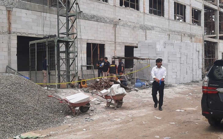 Polisi melakukan olah TKP di RS PKU Muhammadiyah Blora terkait jatuhnya lift yang menewaskan 4 orang pekerja.