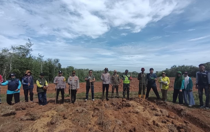 Polsek Belitang III melaksanakan penanaman Jagung Seluas 1 Hektar di Lahan pertanian Desa Sinumarga, kecamatan Belitang III, kabupaten Oku Timur
