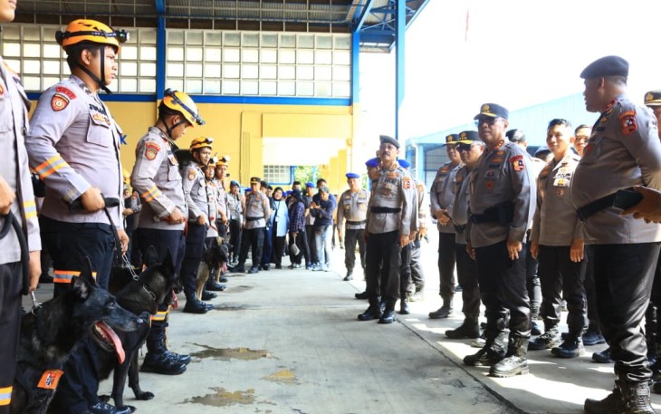 Karopenmas Divhumas Polri Brigjen Pol. Trunoyudo Wisnu Andiko saat meninjau kesiapan personel.